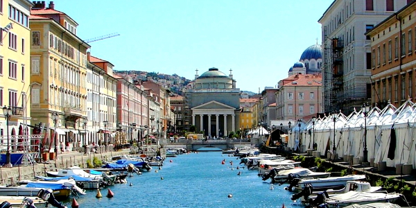 Triest mit Hafen und Kaffeekultur